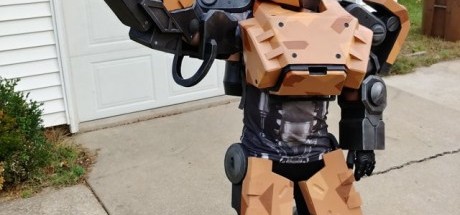 美国父亲打造《守望先锋》英雄「堡垒」迷你版